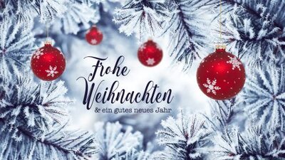 Festliche Weihnachtsgrüße Ein Bild mit verschneiten Tannenzweigen und roten Weihnachtskugeln, die mit Schneeflocken verziert sind. In der Mitte steht der Text "Frohe Weihnachten & ein gutes neues Jahr".