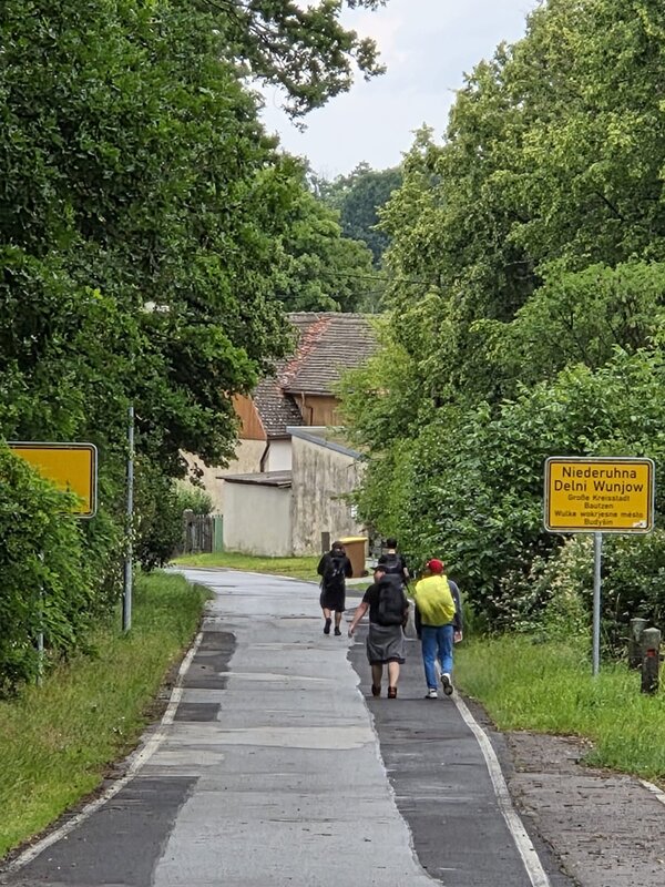 Pilgern mit Perspektive Die Auszubildenden wandern auf der Pilgerrute an der Straße entlang durch das kleine Örtchen namens Niederuhna in Bautzen.