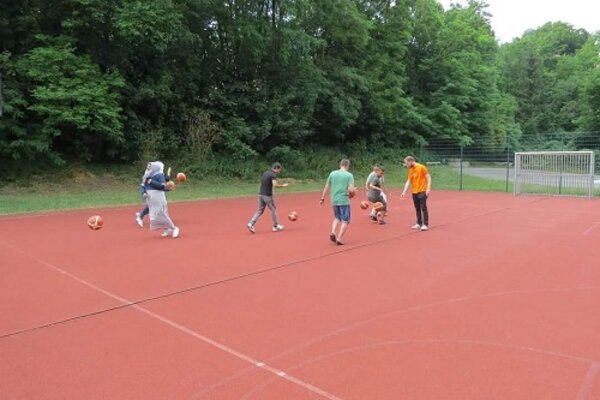 Basketball-Challenge für den Integrationskurs 76