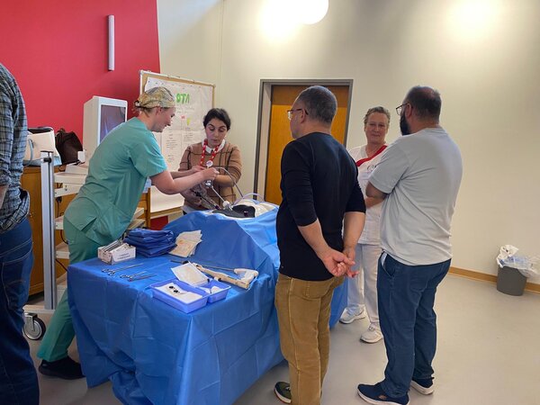 BSO und die Gesundheitsberufe an einem OP-Tisch wird für die Besucher*innen eine Operation simuliert.