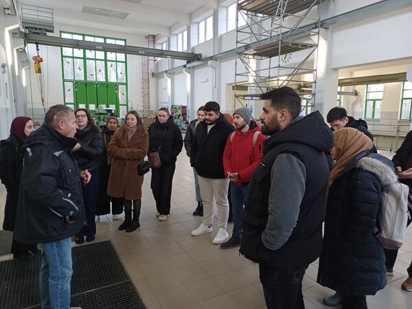 Das Wasserwerk Schönau – immer eine Exkursion wert! Teilnehmende hören dem Mitarbeitenden des Wasserwerks zu.