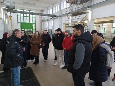 Wasserwerk Teilnehmende hören dem Mitarbeitenden des Wasserwerks zu.