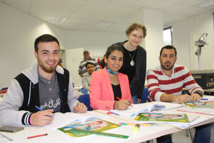 Grüße aus dem Bundeskanzleramt erfreuen drei Sprachschüler