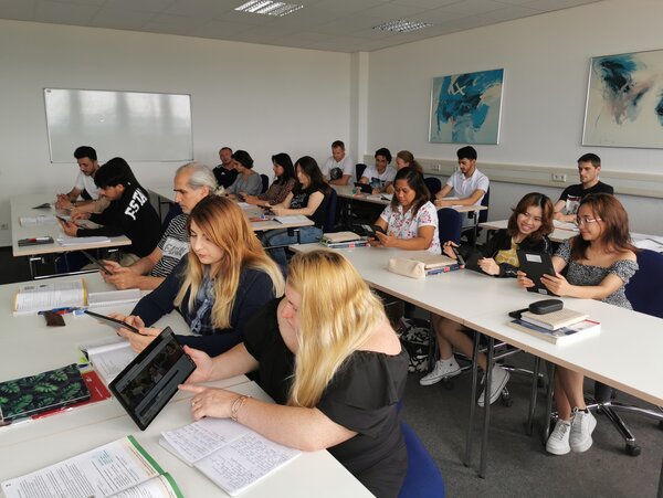 Berufssprachkurs lernt mit Tablets