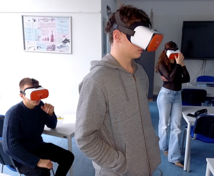 Virtual Reality im Projekt KarriereStart II Drei Auszubildende haben Virtuell Reality-Brillen auf und erkunden Berufsbilder.