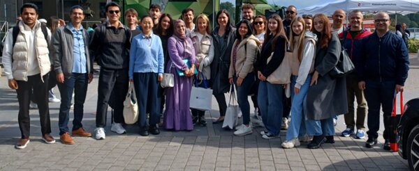 Besuch der „BIM Rheinhessen“ Gruppenfoto der Messebesucherinnen und Besucher
