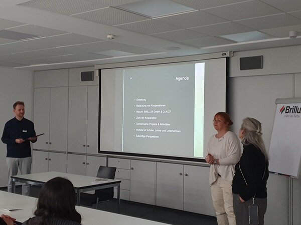 Zukunftsweisende Partnerschaften Teilnehmende des RAD bei ihrer Präsentation.