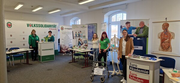 Hausmesse in Pößneck Mehrere Ausstellerinnen der Euro Akademie und Partner wie die Volkssolidarität stehen an Info-Ständen. Anatomische Modelle und Roll-ups verdeutlichen den Fokus auf Pflege- und Sozialberufe.