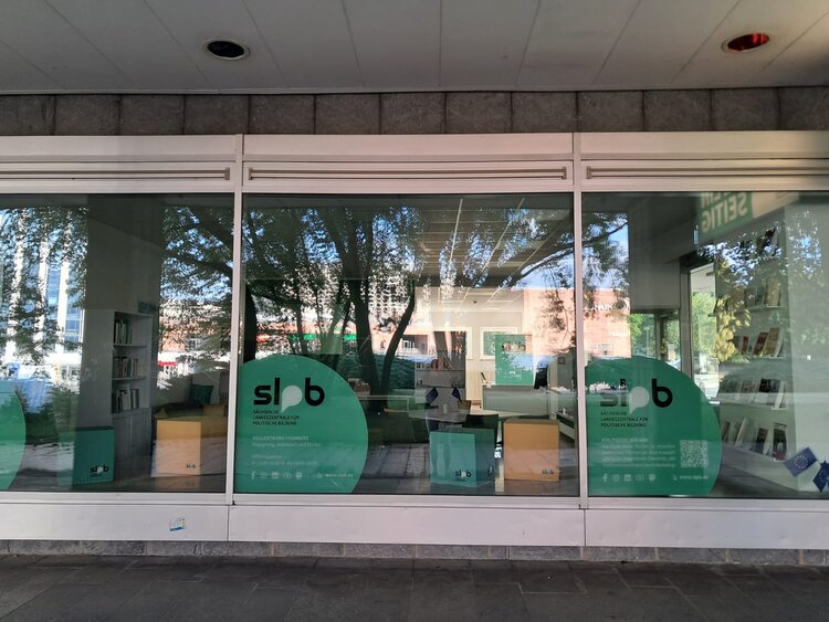 Besuch beim Projektbüro der Landeszentrale für politische Bildung Ein Schaufenster der Landeszentrale für Politische Bildung mit dem grünen Wappen lpb und Werbematerialien.