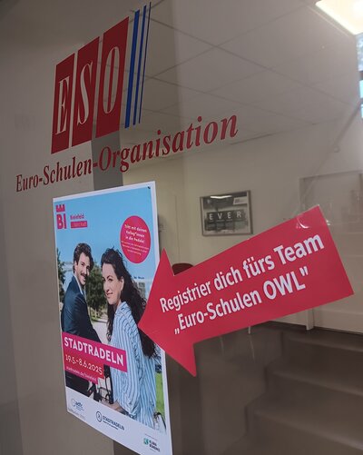Poster zur Aktion Stadtradeln in Bielefeld Ein Poster zur Aktion Stadtradeln in Bielefeld hängt an einer Glastür der Euro-Schulen Ostwestfalen-Lippe.