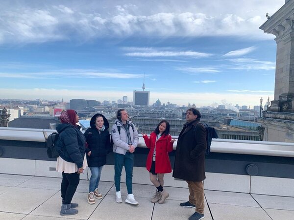 Teilnehmende posieren auf der Dachterrasse des Deutschen Bundestages für ein Gruppenfoto.