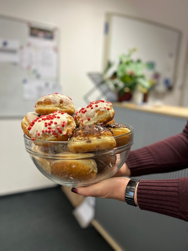 Kulinarischer Karneval-Auftakt Eine Frau hält ein Glasgefäß mit Gebäck in Bild.