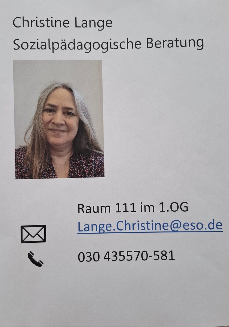 Neue Ansprechpartnerin für die sozialpädagogische Betreuung in unseren Berufssprachkursen Informationsblatt mit einem Porträtfoto von Christine Lange und Kontaktdaten. Überschrift: "Christine Lange, Sozialpädagogische Beratung". Darunter das Bild von Christine Lange. Weitere Angaben: Raum 111 im 1. OG, E-Mail-Adresse Lange.Christine@eso.de sowie Telefonnummer 030 435570-581. Symbole für E-Mail und Telefon sind ebenfalls abgebildet.