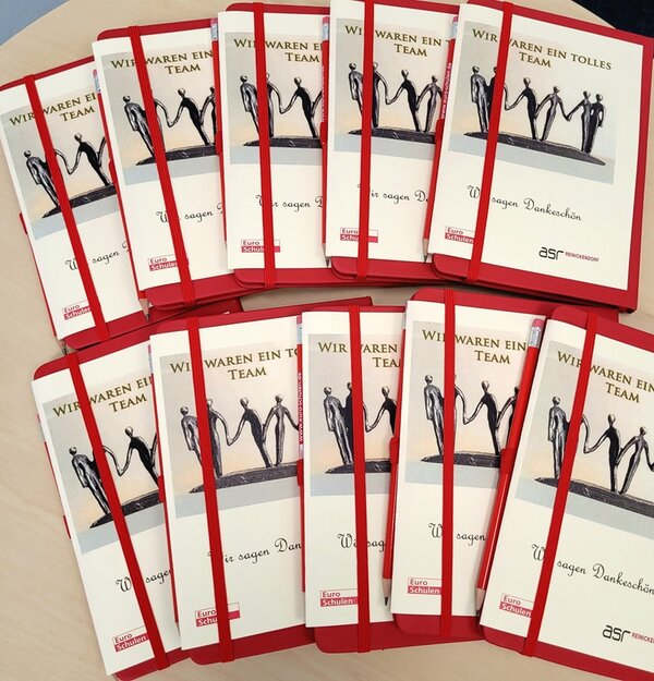 10 Jahre Reinickendorfer Ausbildungsdialog Informationsbroschüren der Euro-Schulen liegen auf dem Tisch aus.