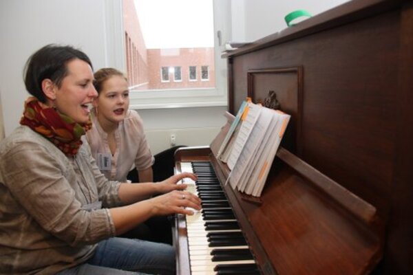 Zukunftsperspektiven, die Anklang finden: Junge Besucher machen Nägel mit Köpfen