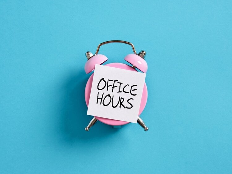 Neue Öffnungszeiten Beitragsbild: © Cagkan Sayin / shutterstock.com Rosafarbener Wecker auf türkisem Hintergrund, auf dem Ziffernblatt des Weckers liegt ein weißer Post-it-Zettel auf dem Office Hours in schwarzer Schrift geschrieben steht.