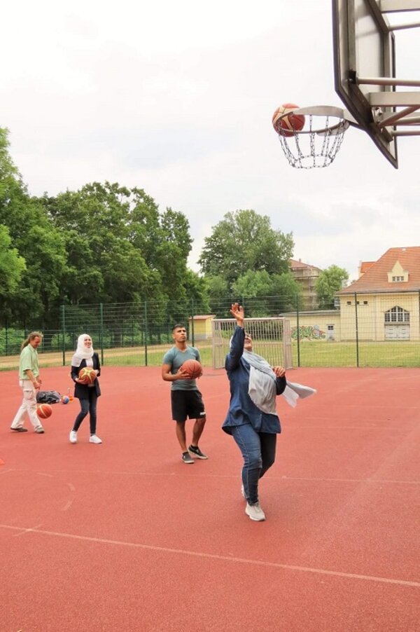 Basketball-Challenge für den Integrationskurs 76