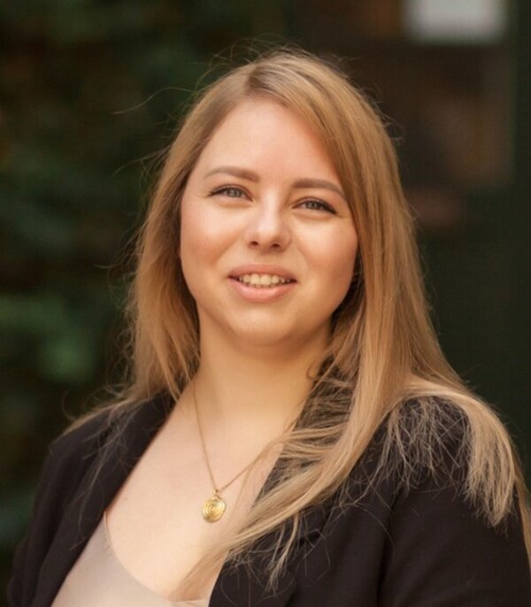 Erfolgreiche Deutschlehrerin im Präsenzunterricht und auf TikTok