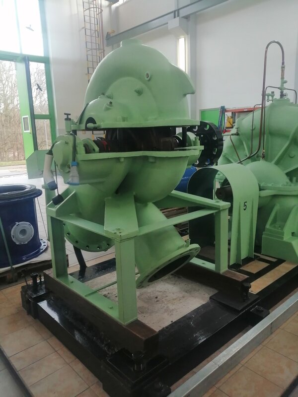 Exkursion des Berufssprachkurses B2 Aufnahme eines grünen, gusseisernen Geräts im Maschinenraum des Wasserwerks.