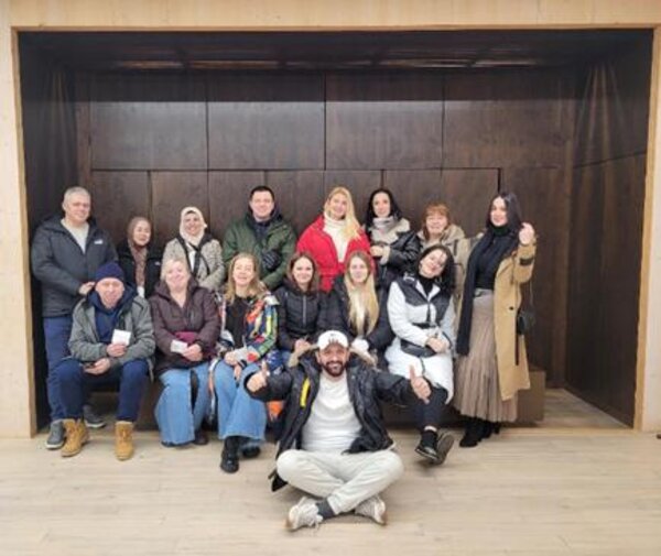 Die Teilnehmenden posieren gut gelaunt für ein Gruppenfoto.