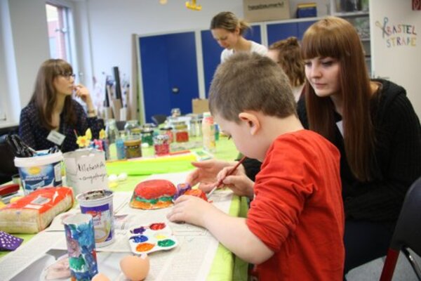 Zukunftsperspektiven, die Anklang finden: Junge Besucher machen Nägel mit Köpfen