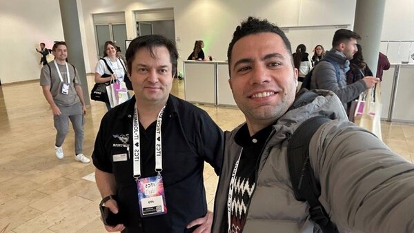 Messebesuch in Köln Zwei Messebesucher machen ein Selfie.