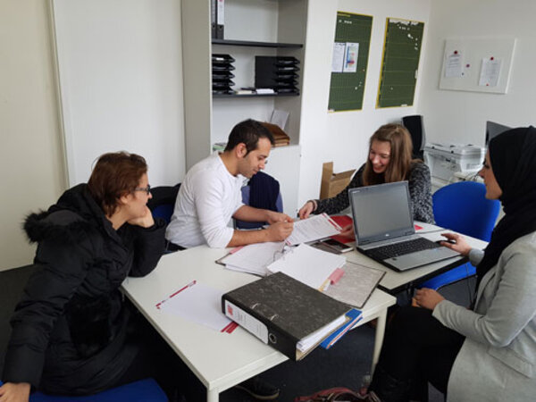 Erste Integrationsverträge von Geflüchteten unterzeichnet