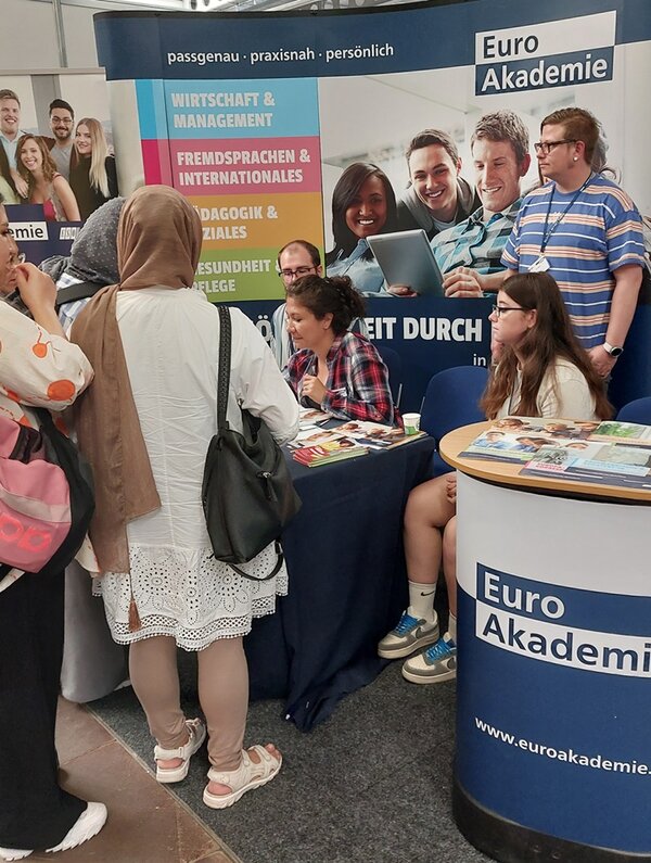 Messe Forum Berufsstart Erfurt Messebesucherinnen und Messebesucher informieren sich und lassen sich am Euro Akademie Stand beraten.