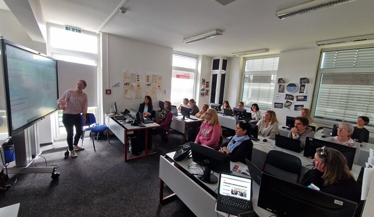 Lehrkräfte vertiefen Kenntnisse im Lernmanagementsystem (LMS)