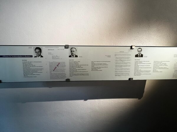 Exkursion zur Gedenkstätte Bautzen Informations- und Biografietafel über Funktionäre der DDR-Strafanstalt Bautzen II mit Fotos und Texten zu deren Rollen und Aufgaben. Die Ausstellung scheint Teil einer historischen Dokumentation zu sein.