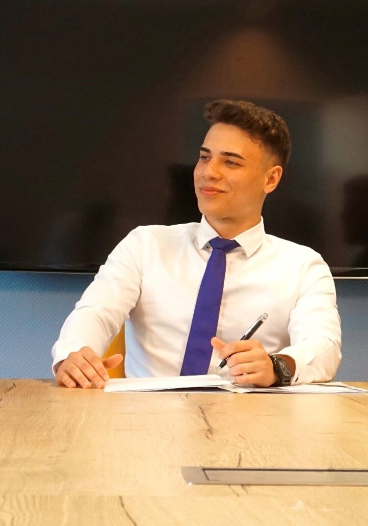 Gewissenhafter Klassenbuchprüfer