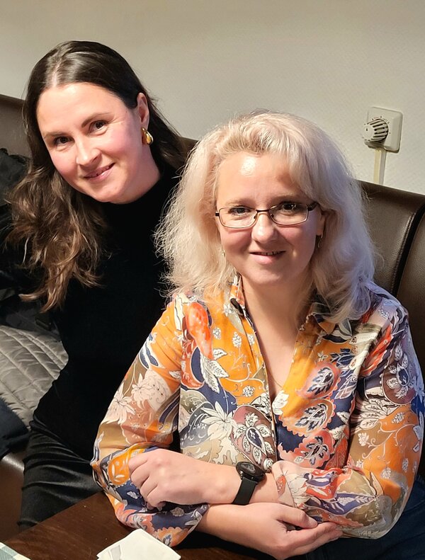 Herbstfest an der Euro Akademie und Euro-Schulen Hannover Zwei weibliche Mitarbeiterinnen der Euro-Schulen bzw. Euro Akademie, die zusammen an einem Tisch in einem Restaurant sitzen und etwas essen.