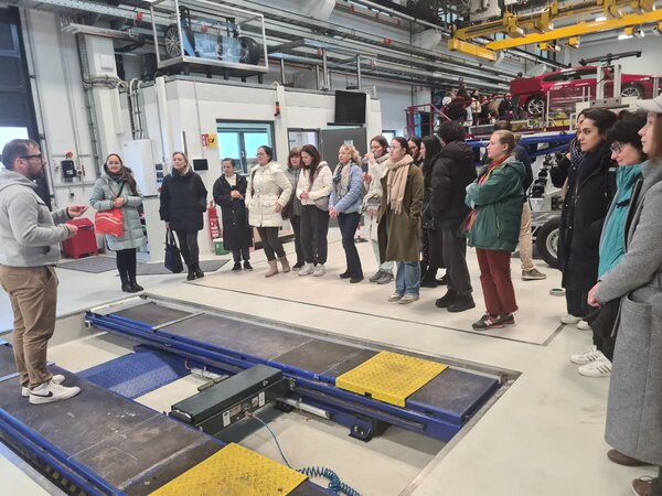 Sonniger Exkursionstag der Euro-Schulen Dresden: Spannende Einblicke in Wissenschaft und Kultur Die Schülerinnen und Schüler stehen um eine Hebebühne herum und schauen bei einer Montage zu.