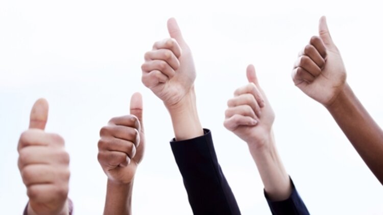 Herzlichen Glückwunsch zum Mittleren Bildungsabschluss! Dieverse hochgestreckte Arme, die einen Daumen nach oben zeigen.