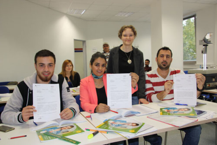 Grüße aus dem Bundeskanzleramt erfreuen drei Sprachschüler