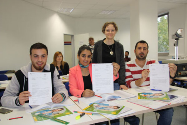 Grüße aus dem Bundeskanzleramt erfreuen drei Sprachschüler