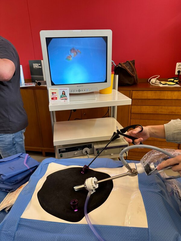 BSO und die Gesundheitsberufe Es wird ein medizinischer Eingriff simuliert.