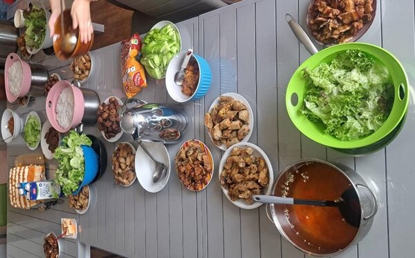 Abschluss des Deutschkurses Lange gedeckte Tafel mit vietnamesischen Gerichten und Salaten.