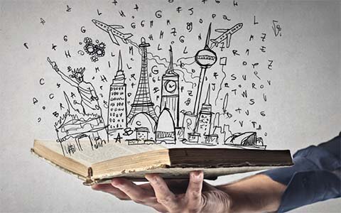 Fantasievolle Welt berühmter Wahrzeichen aus einem Buch entspringend Eine Hand hält ein geöffnetes Buch, aus dem eine Vielzahl von gezeichneten Symbolen und Ikonen weltberühmter Sehenswürdigkeiten und Objekte wie der Eiffelturm, die Freiheitsstatue und musikalische Noten emporsteigen, was die Kraft der Fantasie und Bildung symbolisiert.