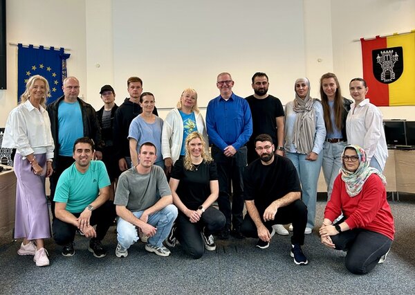 Zu Gast im Rathaus Die weiblichen und männlichen Teilnehmenden des Integrationskurses an den Euro-Schulen Menden posieren gemeinsam für ein Gruppenfoto im Rathaus Menden.