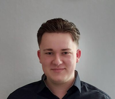 Alexander Rothe, Auszubildender, Euro-Schulen Berlin Das Bild zeigt eine Porträtaufnahme des Auszubildenden Alexander Rothe