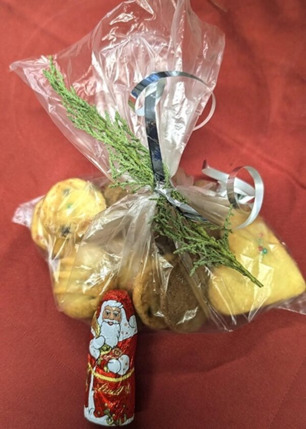 Es weihnachtet sehr... Durchsichtige Tüte mit selbstgebackenen Plätzchen, verziert mit kleinem Tannenzweig und Schokoweihnachtsmann.