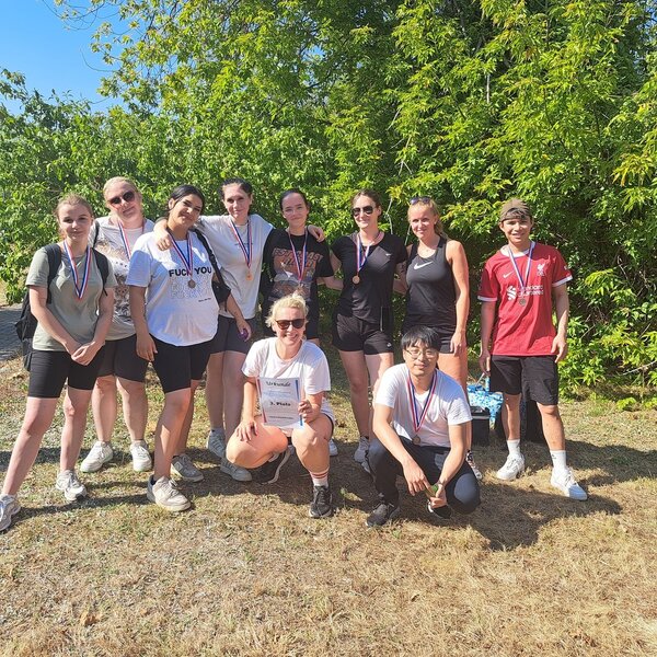 Sportfest – mal anders Die Drittplatzierten posieren mit ihrer Urkunde und Medaillen um den Hals für ein Gruppenfoto.