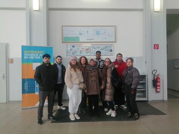 Exkursion des Berufssprachkurses B2 Die Schülergruppe posiert im Eingangsbereich des Wasserwerks für ein Gruppenfoto.