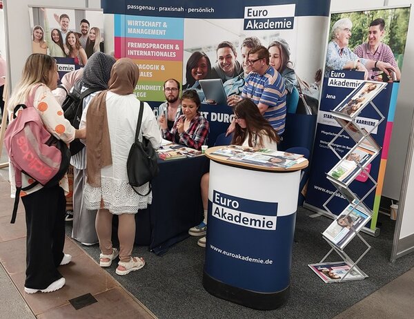Messe Forum Berufsstart Erfurt Messebesucherinnen und Messebesucher informieren sich am Euro Akademie Stand.
