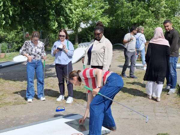 Teamtag der Euro-Schulen Berlin Brandenburg Mitarbeitende der Euro-Schulen stehen mit ihren Teams auf dem Minigolf-Platz und spielen um Platz 1.