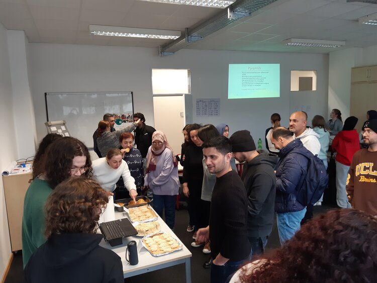 Intercultural Day an der Euro Akademie Mainz – Teilnahme Integrationskurse Schüler*innen und Interessent*innen stehen an Ständen des Intercultural Day an der Euro Akademie Mainz