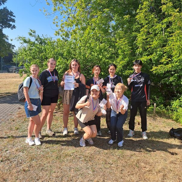 Sportfest – mal anders Die Zweitplatzierten posieren mit ihrer Urkunde und Medaillen um den Hals für ein Gruppenfoto.