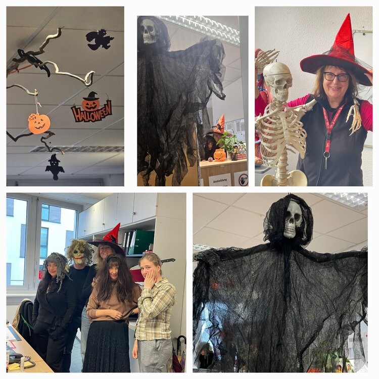 Happy Halloween Das Bild zeigt Ausschnitte aus gruselig dekorierten Klassenzimmer mit Schüler*innen und Mitarbeitenden in Halloweenkostümen.