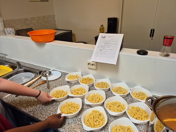 Die neuen BvB-Teilnehmenden packen im Garten an